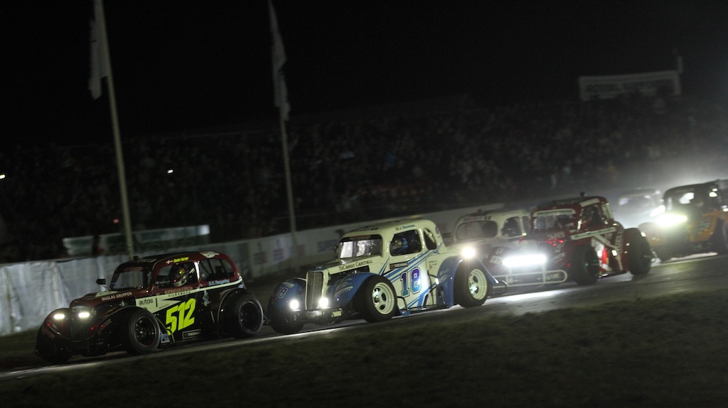 Det er Joachim Lee Holmstoel (#18) der med 323 point ligger i toppen af mesterskabet, fulgt af Kevin Verner Jensen (#512) der har 322 point, når der skal køres Padborg Park Night Race 2025.
(Foto: Motorsporten.dk)